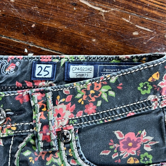 Miss Me Floral Shorts Size 25 - Picture 3 of 4